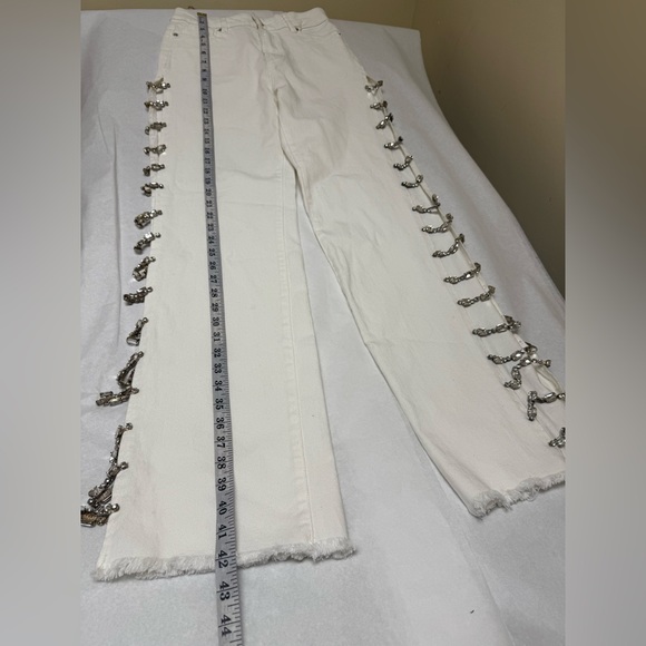 💥AKIRA Diamonds Metal Slit Raw Hem White Denim 💥 - Picture 10 of 14